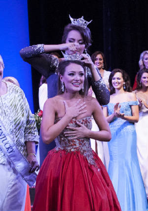 Jenna Day being crowned Miss Kentucky